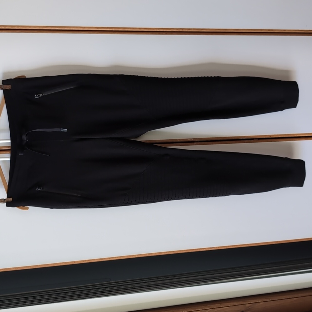 NWOT Alo Black Yoga Sweatpants Urban Moto Workout Gym M - Picture 3 of 15